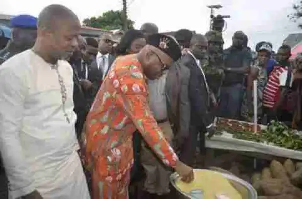 Akwa Ibom Governor Udom Pictured Buying Foodstuffs In The Market(Pics)